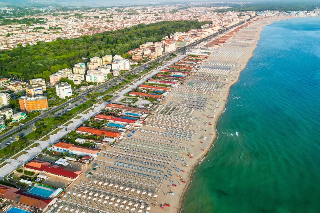 Viareggio to jeden z najmodniejszych kurortów wybrzeża Toskanii, ale są tu przede wszystkim płatne plaże, Toskania, Włochy