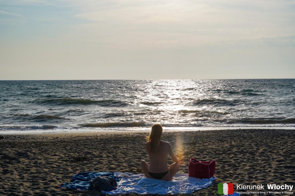 zachód słońca na plaży w Marina di Bibbona - jednej z naszych ulubionych plaż na Costa degli Etruschi, Toskania, Włochy (fot. Łukasz Ropczyński, kierunekwlochy.pl)