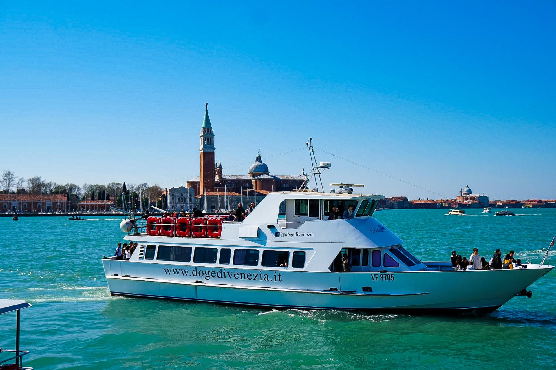 Statek z Punta Sabbioni do Wenecji - jak dopłynąć do Wenecji? Czym różnią się tramwaje wodne ACTV od prywatnych statków?