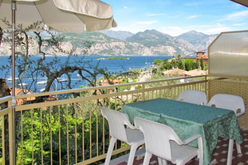 widok z apartamentu w rezydencji hotelowej Casa Maria w Brenzone, noclegi nad jeziorem Garda