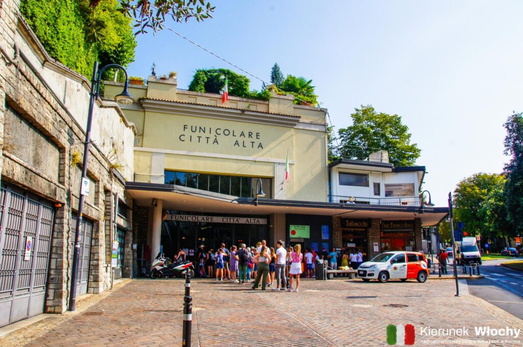 turyści i mieszkańcy czekający przed dolną stacją funicolare z Città Bassa do Città Alta w Bergamo (fot. Łukasz Ropczyński, kierunekwlochy.pl)