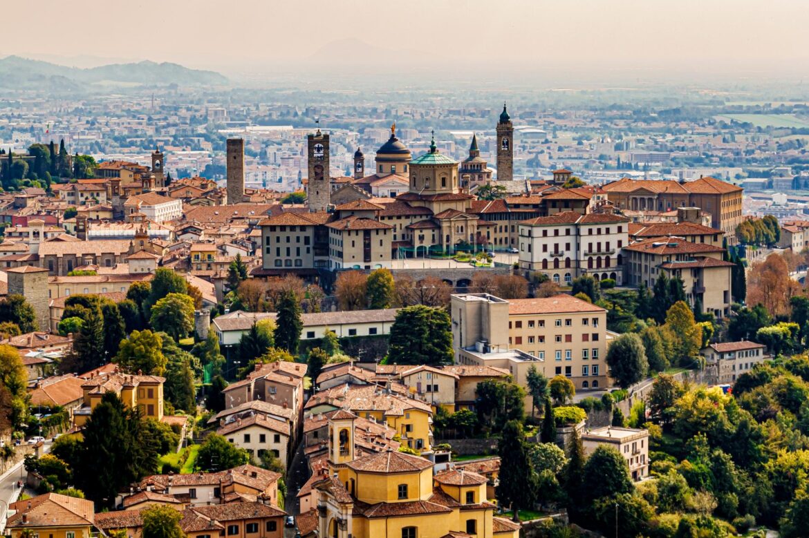 Bergamo – 12 atrakcji miasta + plan na 10 wycieczek w okolicy bez wynajmowania samochodu. Miasta, jeziora, góry i wodospady Bergamo - 12 atrakcji miasta + plan na 10 wycieczek w okolicy bez wynajmowania samochodu. Miasta, jeziora, góry i wodospady
