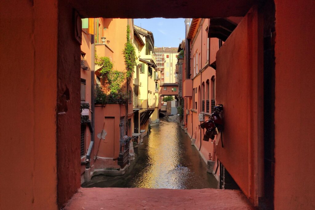 Finestrella di Via Piella i widok na Canale delle Moline, potocznie nazywany "Małą Wenecją"
