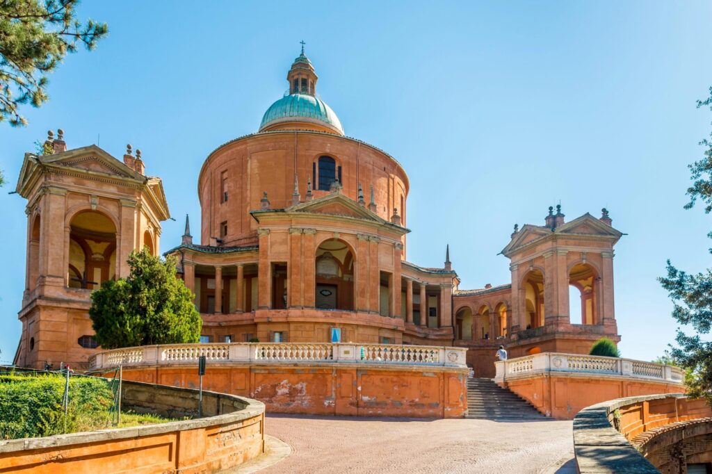 Santuario della Madonna di San Luca połączone jest z miastem najdłuższym portykiem świata, Bolonia, Emilia-Romania, Włochy
