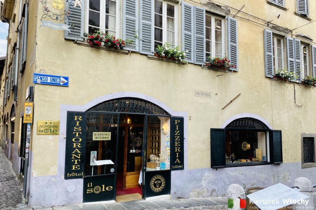 hotel Il Sole ma znakomitą lokalizację, w sierpniu 2022 r. wróciliśmy tu tylko na kolację - szczegóły w artykule "Co i gdzie zjeść w Bergamo" (fot. Łukasz Ropczyński, kierunekwlochy.pl)