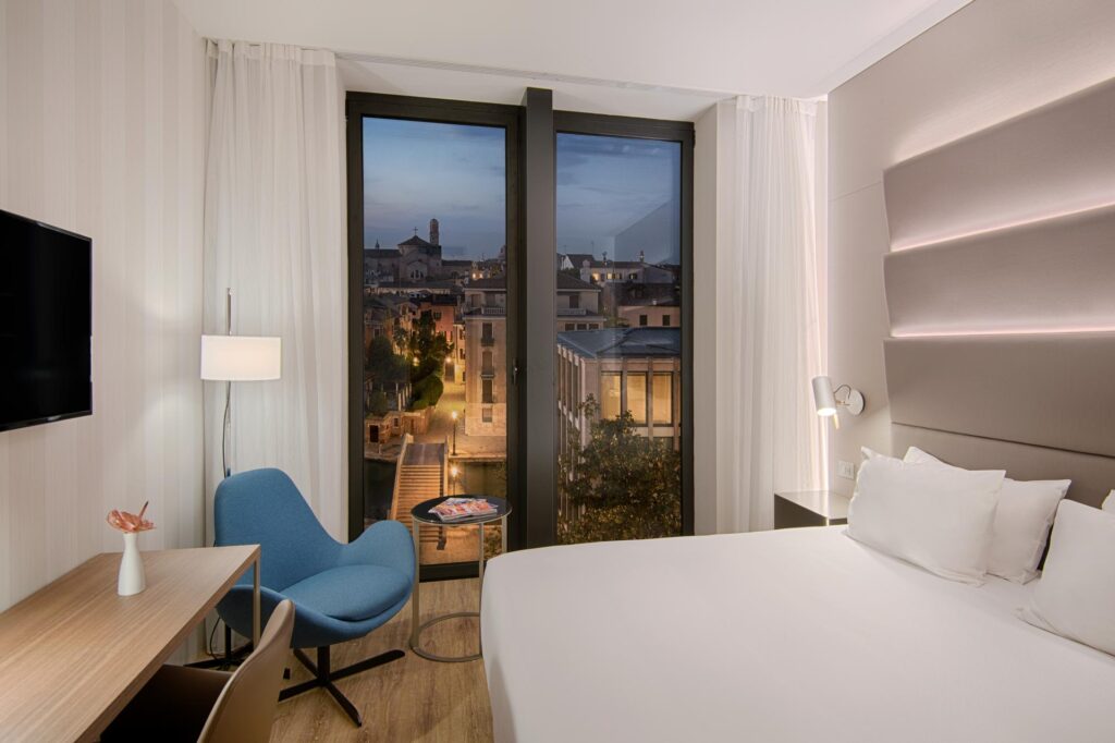 hotel Avani Rio Novo Venice znajduje się w sercu Wenecji, blisko kluczowych zabytków, a jednocześnie niedaleko dworca kolejowego i Piazzale Roma