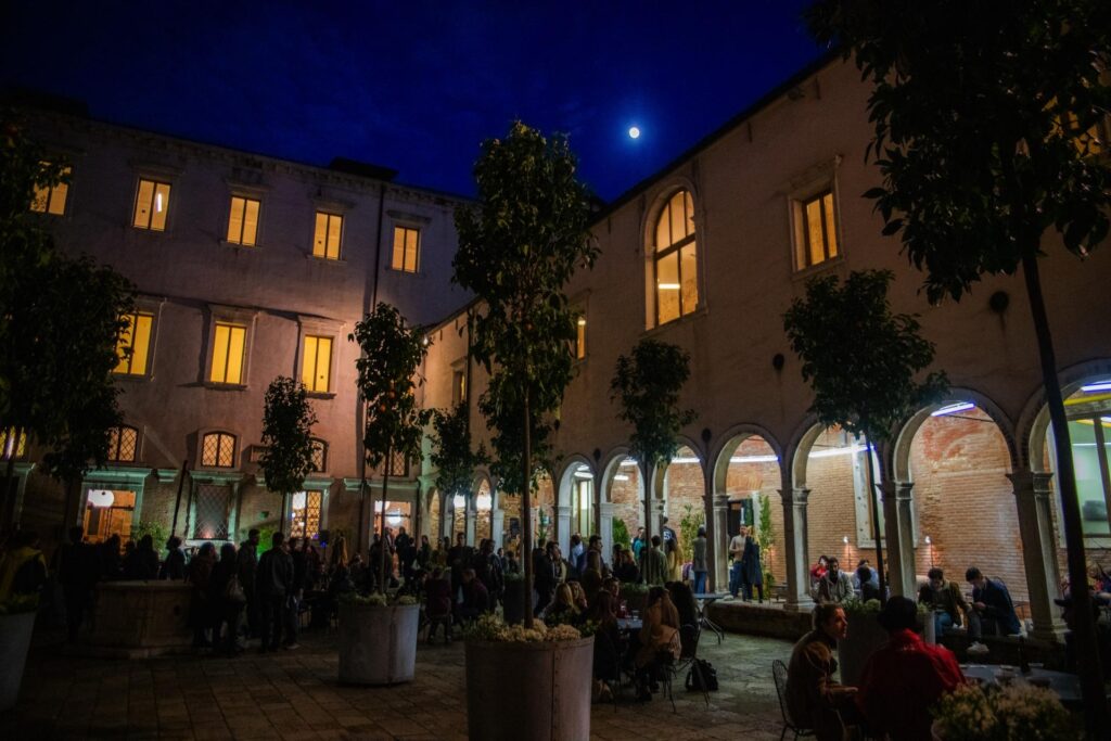 Hotel Combo Venezia to jeden z najtańszych dobrze ocenianych hoteli w centrum Wenecji - mieści się on w odrestaurowanym XII-wiecznym klasztorze, tuż przy kanale wodnym