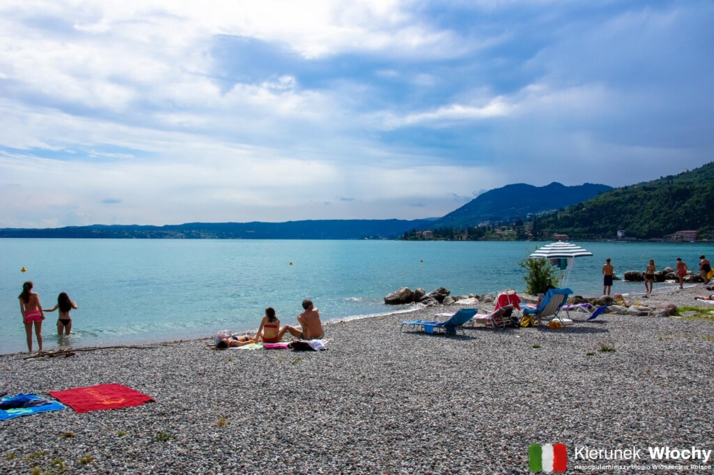 miejska plaża w Toscolano Maderno, jezioro Garda, Włochy (fot. Łukasz Ropczyński, kierunekwlochy.pl)