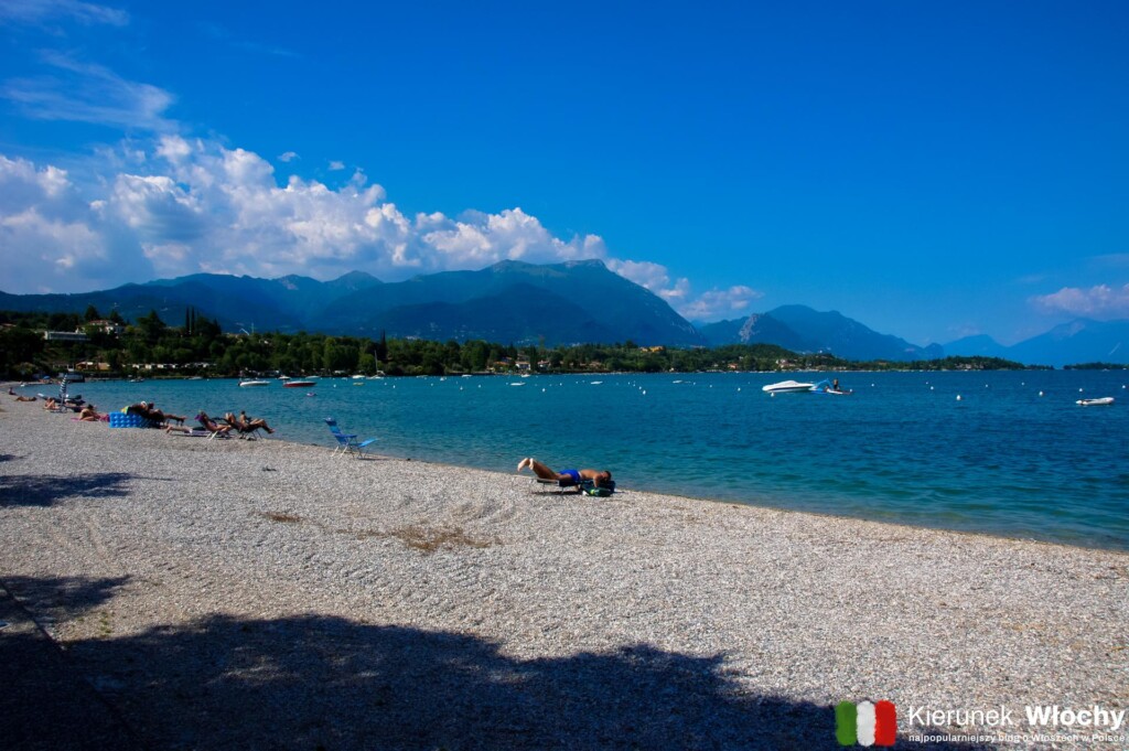 plaża "La Romantica" w Manerba del Garda, najpiękniejsze plaże nad jeziorem Garda (fot. Łukasz Ropczyński, kierunekwlochy.pl)