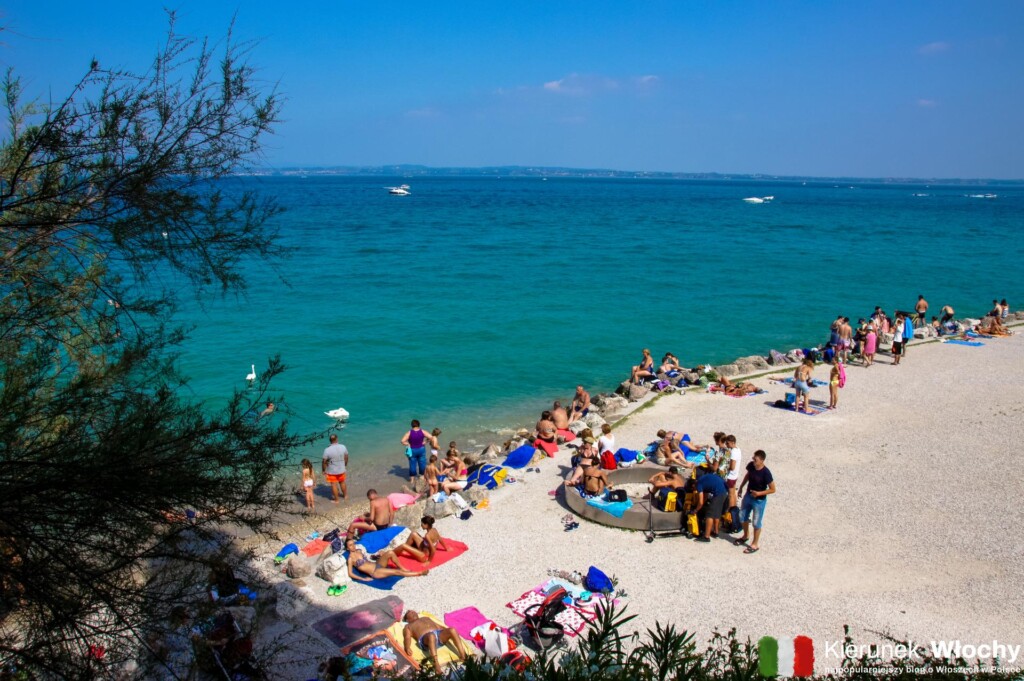 plaża obok zamku w Sirmione, najpiękniejsze plaże nad jeziorem Garda (fot. Łukasz Ropczyński, kierunekwlochy.pl)
