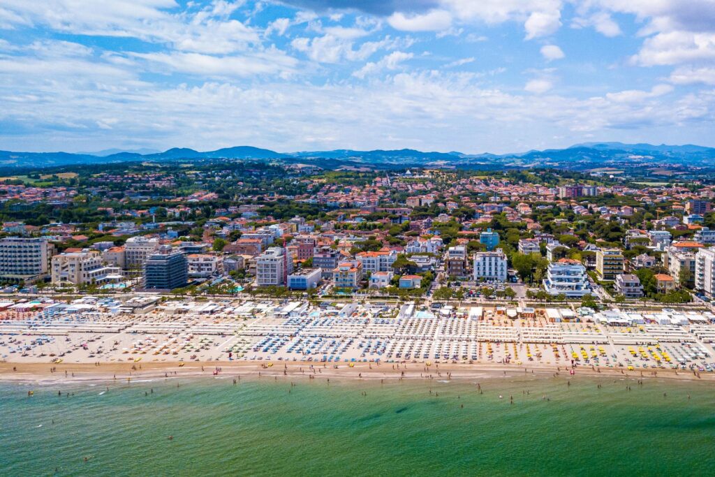 widok na plażę w Rimini, która ciągnie się przez kilkanaście kilometrów - to największy nadmorski kurort we Włoszech
