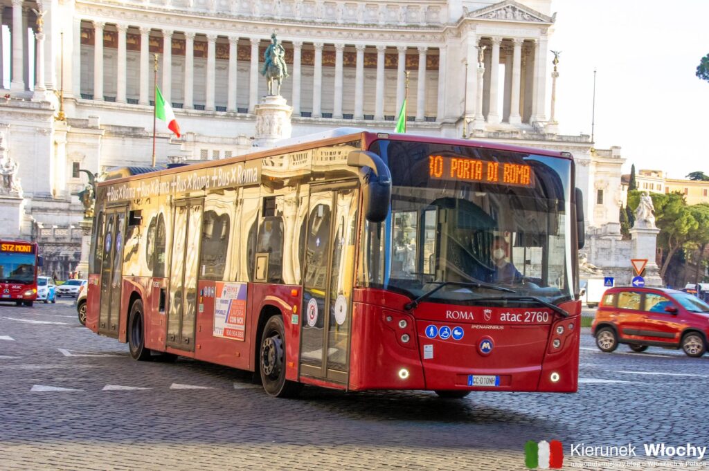 autobus komunikacji miejskiej na Placu Weneckim w Rzymie (fot. Łukasz Ropczyński, kierunekwlochy.pl)