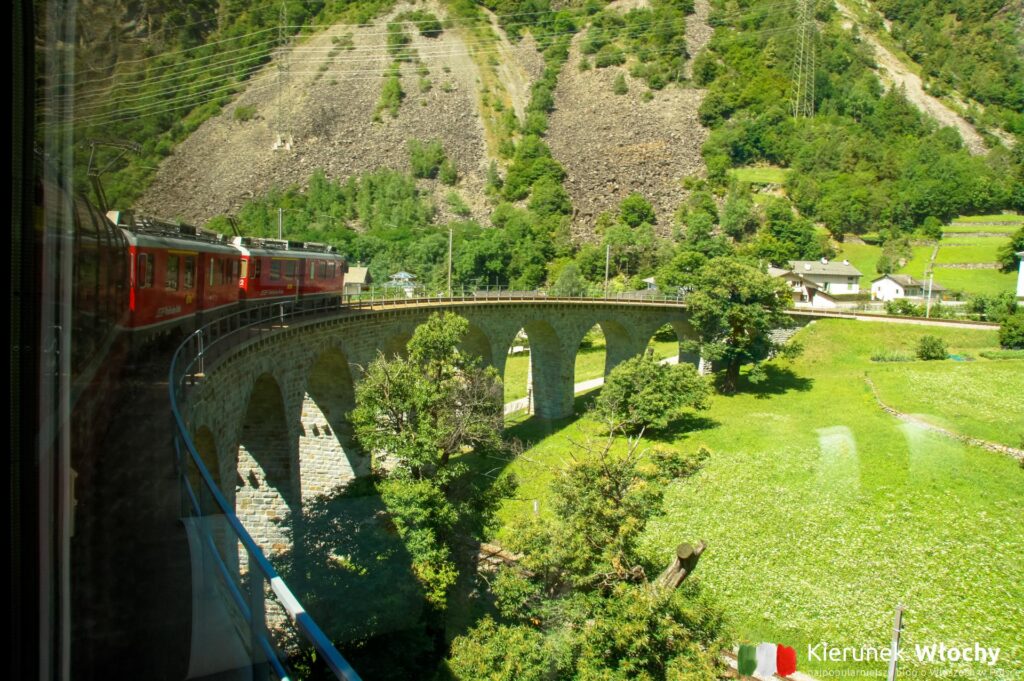 wiadukt spiralny Brusio, na którym Bernina Express zawraca o 360 stopni i jednocześnie zmniejsza różnicę wysokości (fot. Łukasz Ropczyński, kierunekwlochy.pl)