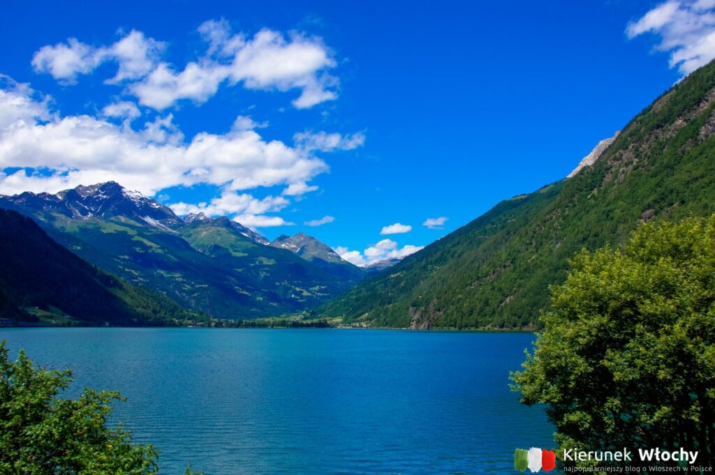 z pociągu świetnie widać szwajcarskie jezioro Lago di Poschiavo, to zaledwie kilka kilometrów przed granicą z Włochami (fot. Łukasz Ropczyński, kierunekwlochy.pl)