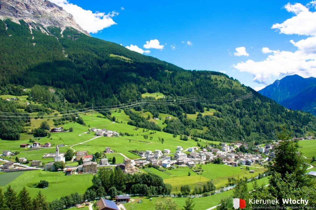 widok z okna Bernina Express na włoskojęzyczną część Szwajcarii (fot. Łukasz Ropczyński, kierunekwlochy.pl)