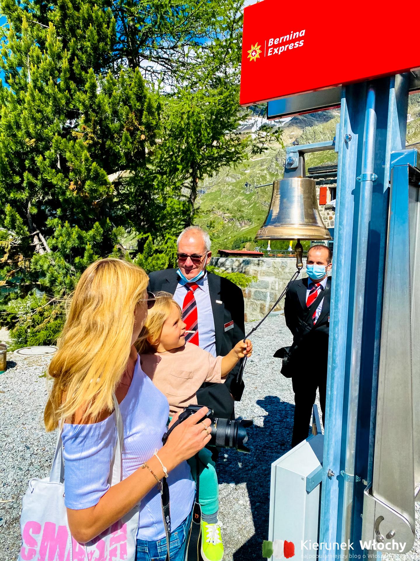 nasz dwuletni Milan daje sygnał do odjazdu Bernina Express na stacji kolejowej Alp Grüm w Szwajcarii na wysokości 2091 m n.p.m., w drodze do Włoch (fot. Łukasz Ropczyński, kierunekwlochy.pl)