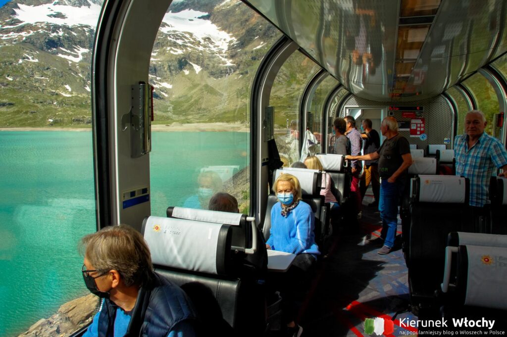 na zdjęciu Bernina Express dojeżdża do stacji Ospizio Bernina – znajduje się na wysokości 2253 m n.p.m. nad tzw. Białym Jeziorem (fot. Łukasz Ropczyński, kierunekwlochy.pl)
