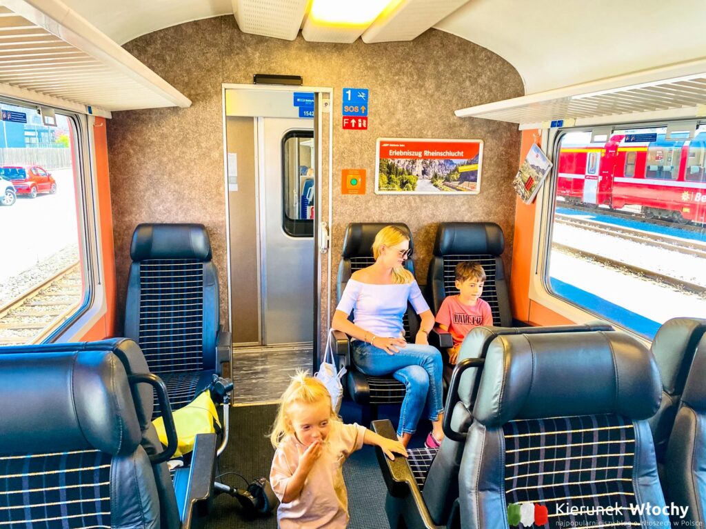 wnętrze wagonu 1-klasy w zwykłym pociągu regionalnym, Koleje Retyckie, Szwajcaria (fot. Łukasz Ropczyński, kierunekwlochy.pl)