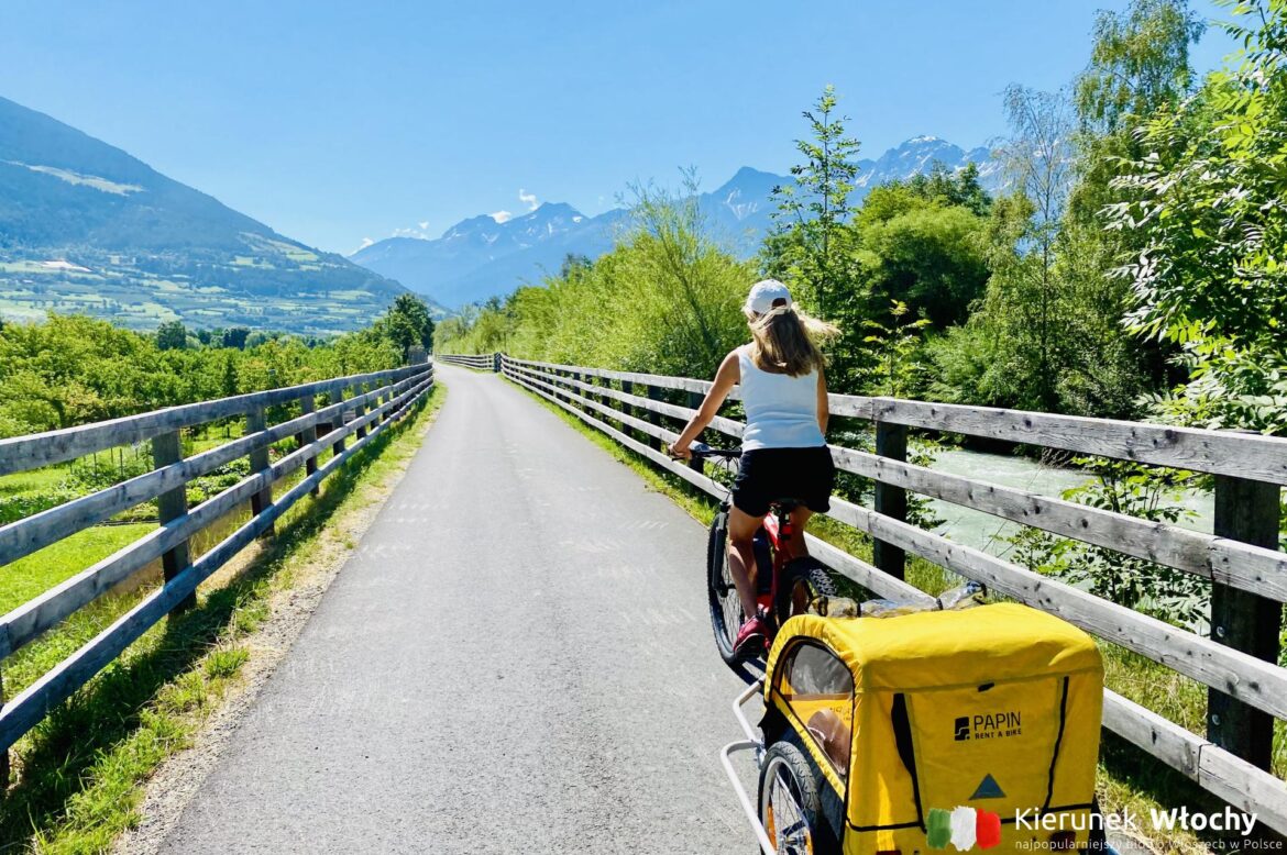 Gdzie jechać na rower do Włoch? Najlepsze trasy rowerowe w Dolomitach. Na zdjęciu Via Claudia Augusta, która częściowo biegnie wzdłuż rzeki Adygi – jedna z najsłynniejszych dróg rowerowych w Alpach (fot. Łukasz Ropczyński, kierunekwlochy.pl) Gdzie jechać na rower do Włoch? Najlepsze trasy rowerowe w Dolomitach. Na zdjęciu Via Claudia Augusta, która częściowo biegnie wzdłuż rzeki Adygi - jedna z najsłynniejszych dróg rowerowych w Alpach (fot. Łukasz Ropczyński, kierunekwlochy.pl)