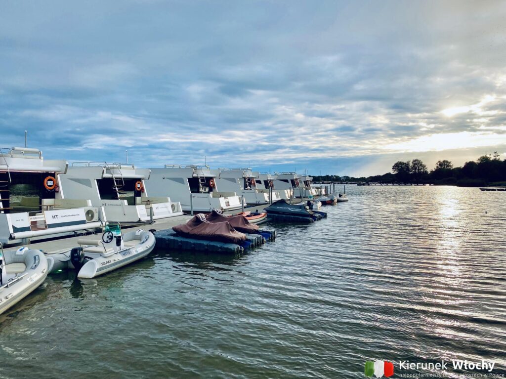 Domki na wodzie HT Houseboats w Mielnie (fot. Łukasz Ropczyński, kierunekwlochy.pl)