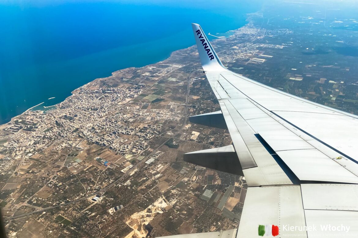 Jak dojechać z lotniska do centrum Bari? Na zdjęciu widok z samolotu lądującego w Bari. Na pierwszym planie Bisceglie, a w oddali Molfetta, Apulia, Włochy (fot. Łukasz Ropczyński, kierunekwlochy.pl) Jak dojechać z lotniska do centrum Bari? Na zdjęciu widok z samolotu lądującego w Bari. Na pierwszym planie Bisceglie, a w oddali Molfetta, Apulia, Włochy (fot. Łukasz Ropczyński, kierunekwlochy.pl)