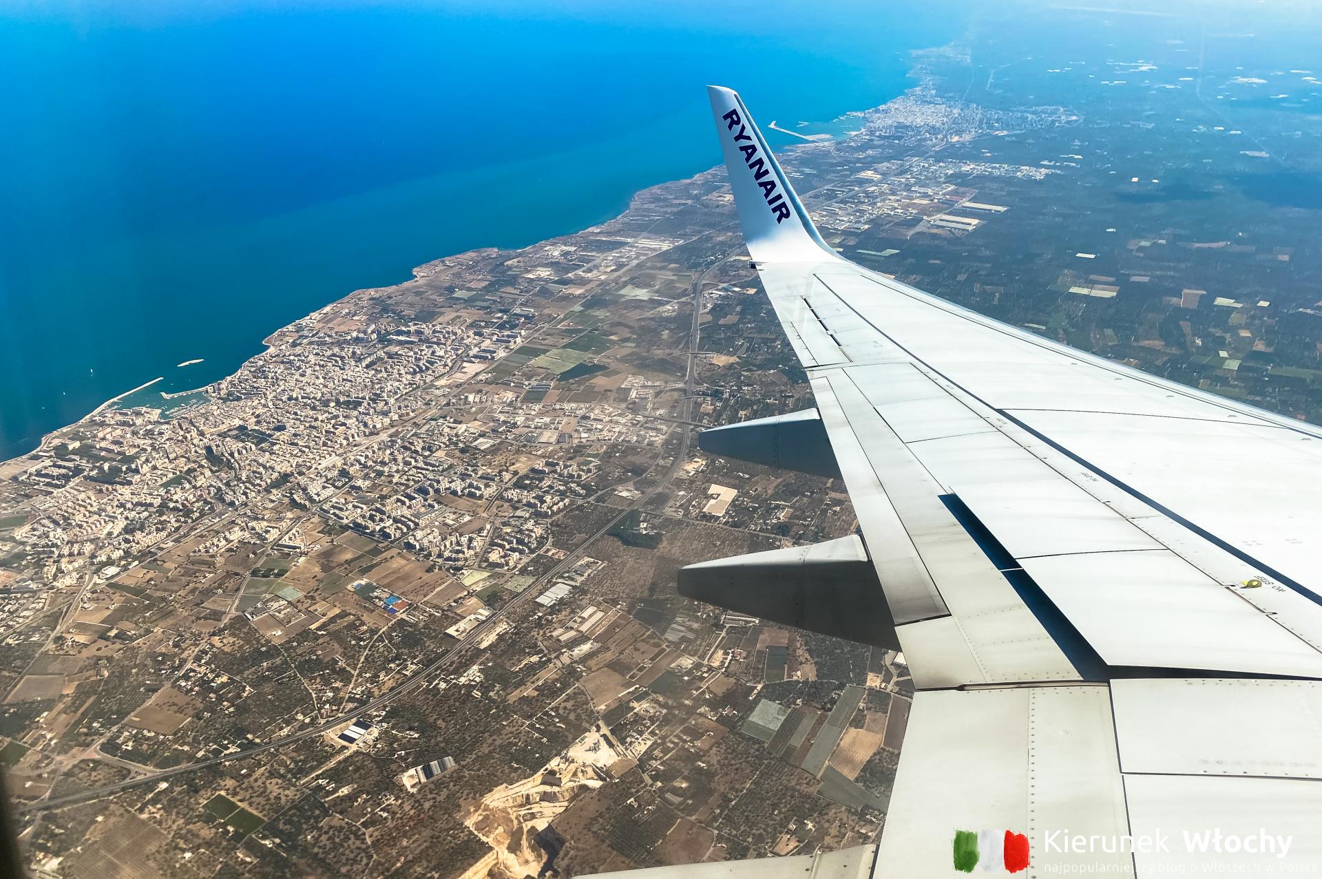 Jak dojechać z lotniska do centrum Bari? Na zdjęciu widok z samolotu lądującego w Bari. Na pierwszym planie Bisceglie, a w oddali Molfetta, Apulia, Włochy (fot. Łukasz Ropczyński, kierunekwlochy.pl)
