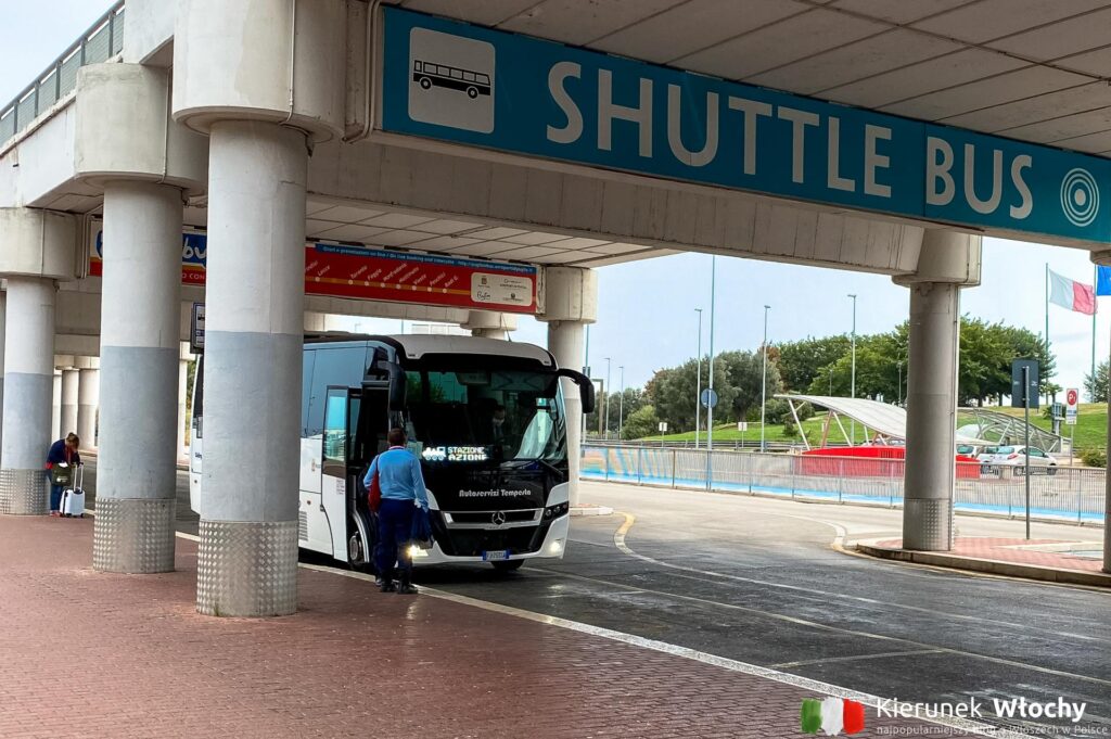 Jak dojechać z lotniska do centrum Bari? Jedną z opcji jest bezpośredni Shuttle Bus Tempesta, którego przystanek znajduje się 50 m w lewo po wyjściu z terminalu lotniska (fot. Łukasz Ropczyński, kierunekwlochy.pl)