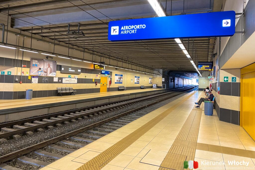 Pociąg to najszybszy i najwygodniejszy sposób na dotarcie z lotniska do centrum Bari. Na zdjęciu stacja kolejowa przy lotnisku w Bari (fot. Łukasz Ropczyński, kierunekwlochy.pl)