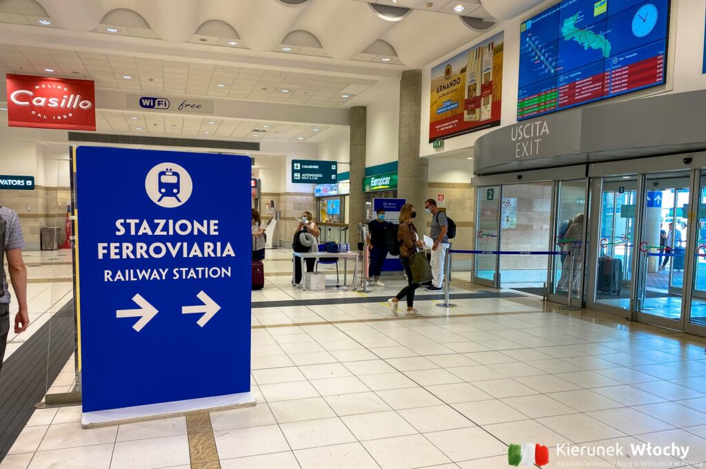 Na lotnisku dobrze widoczne są znaki "Stazione Ferroviaria" wskazujące drogę do stacji kolejowej (fot. Łukasz Ropczyński, kierunekwlochy.pl)