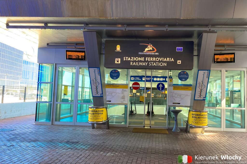 Do stacji kolejowej z lotniska prowadzi tunel. Jak dojechać z lotniska do centrum Bari? (fot. Łukasz Ropczyński, kierunekwlochy.pl)