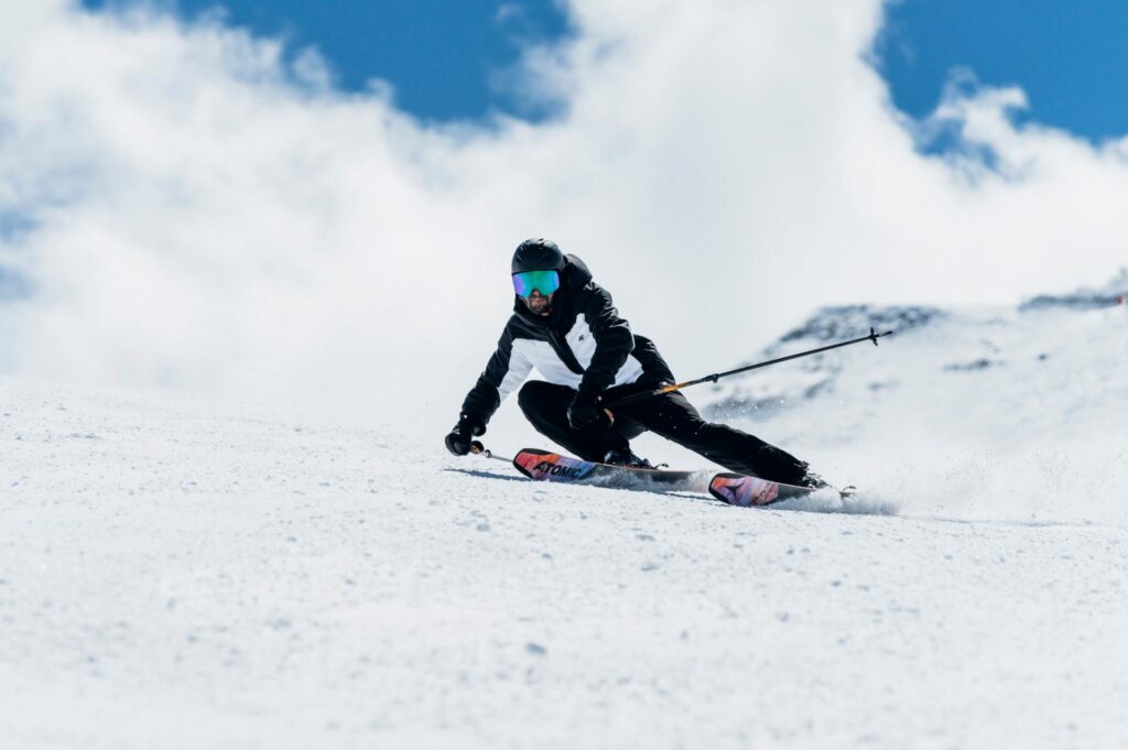 Jak ubrać się na narty w Alpy? Kluczowe są trzy warstwy, które powinny mieć odpowiedni poziom oddychalności, aby odpowiednio ze sobą współgrać (fot. materiały 4F)