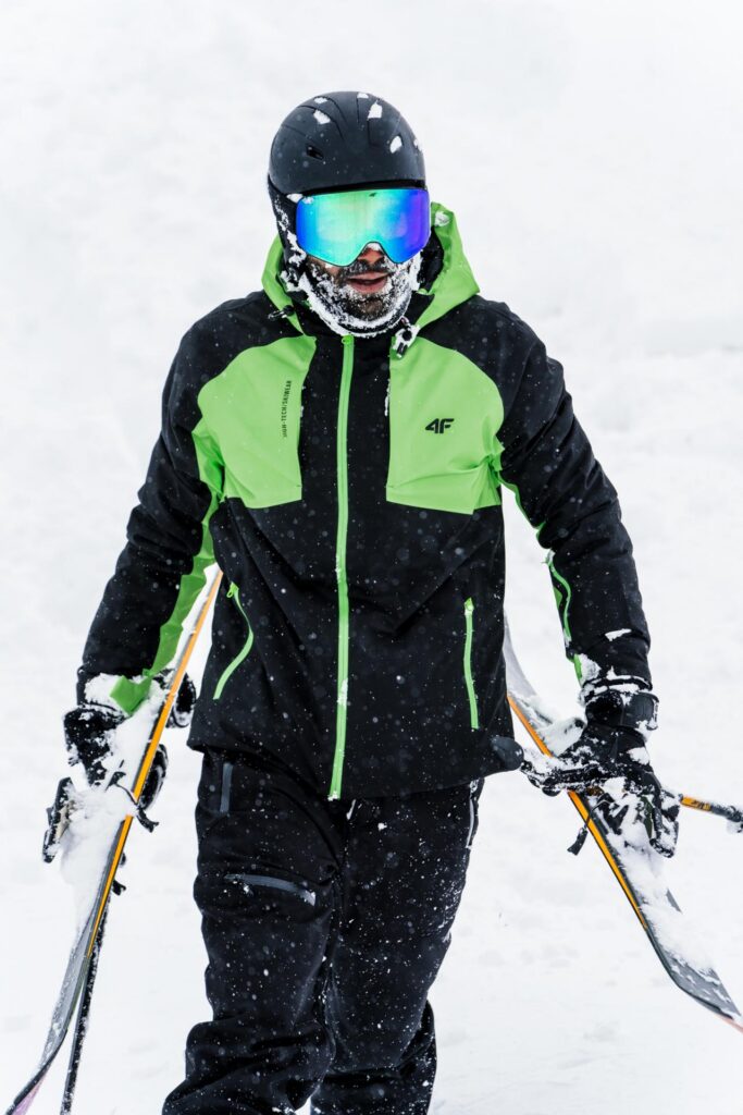 Jak ubrać się na narty w Alpy? Pamiętaj także o dobrej jakości kasku. Sama czapka nie daje żadnej ochrony w przypadku upadku