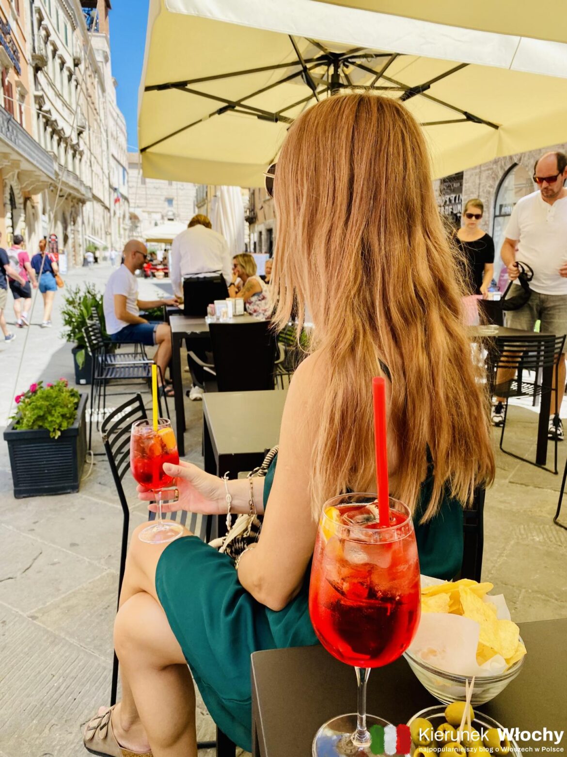 Włoskie alkohole i włoskie drinki – z aperolem, prosecco, campari. Na zdjęciu Campari Spritz w Perugii, Umbria, Włochy (fot. Łukasz Ropczyński, kierunekwlochy.pl) Włoskie alkohole i włoskie drinki – z aperolem, prosecco, campari. Na zdjęciu Campari Spritz w Perugii, Umbria, Włochy (fot. Łukasz Ropczyński, kierunekwlochy.pl)