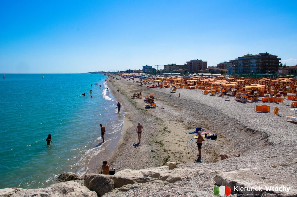 w centrum Fano są zarówno plaże kamieniste jak i piaszczyste, region Marche, Włochy (fot. Łukasz Ropczyński, kierunekwlochy.pl)