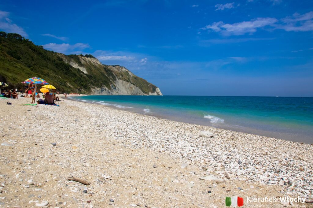 plaża Mezzavalle w pobliżu Ankony, region Marche, Włochy (fot. Łukasz Ropczyński, kierunekwlochy.pl)