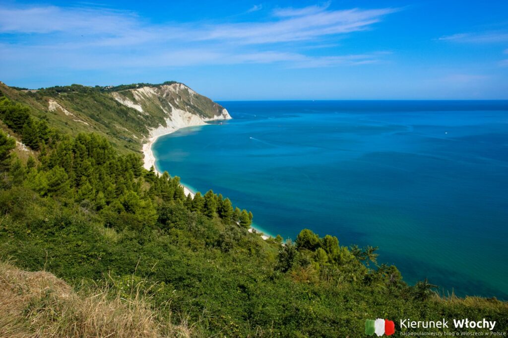 widok na plażę Mezzavalle, region Marche, Włochy (fot. Łukasz Ropczyński, kierunekwlochy.pl)