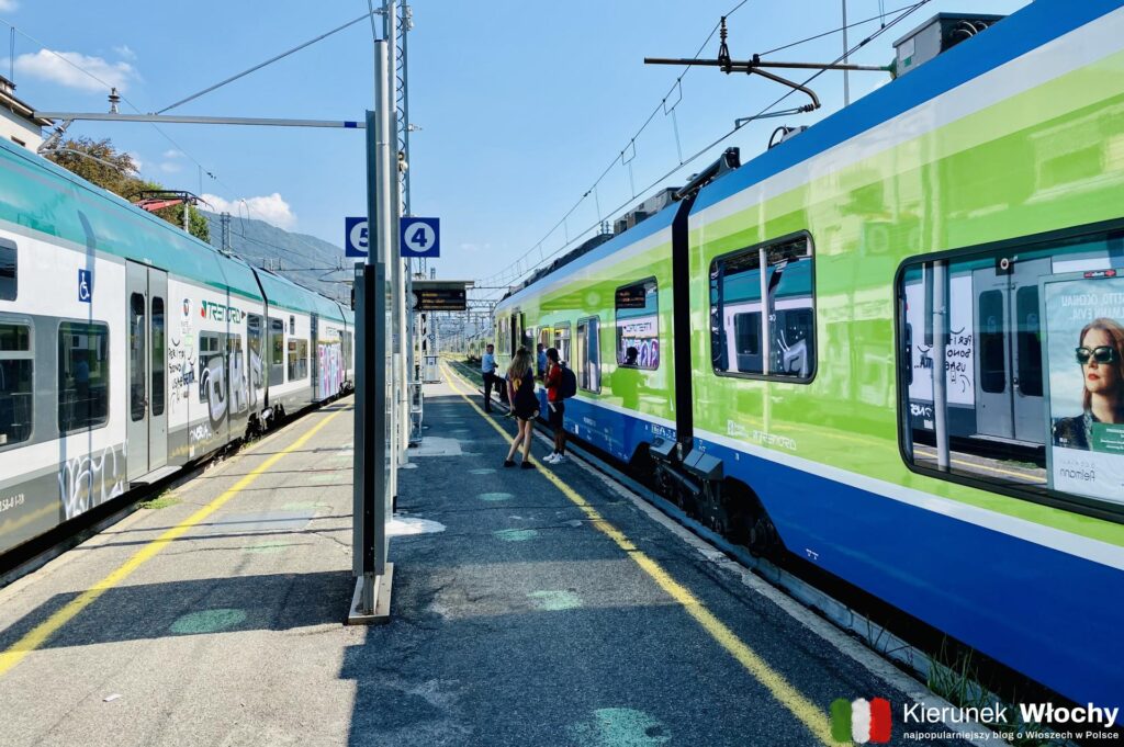pomiędzy Lecco, a Varenną regulanie kursują pociągi Trenord - na zdjęciu stacja kolejowa w Lecco nad jeziorem Como (fot. Łukasz Ropczyński, kierunekwlochy.pl)