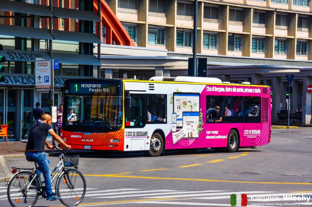 pomiędzy lotniskiem w Bergamo, a dworcem kolejowym i centrum miasta kursują autobusy linii 1 (fot. Łukasz Ropczyński, kierunekwlochy.pl)