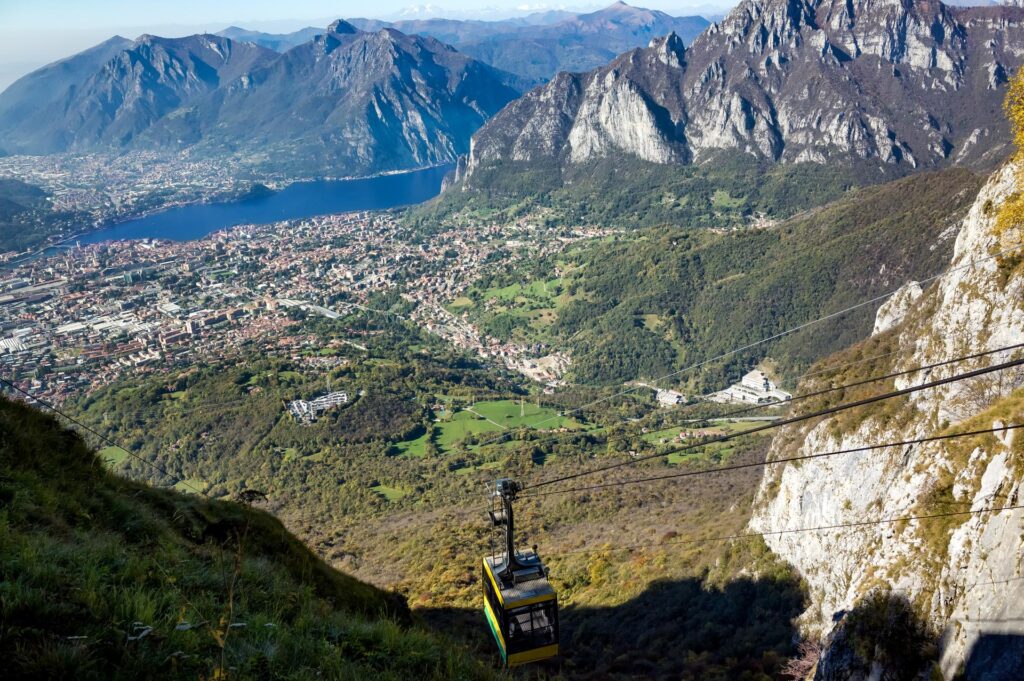 Funivia Piani d’Erna, w tle Lecco i jezioro Como, Lombardia, Włochy