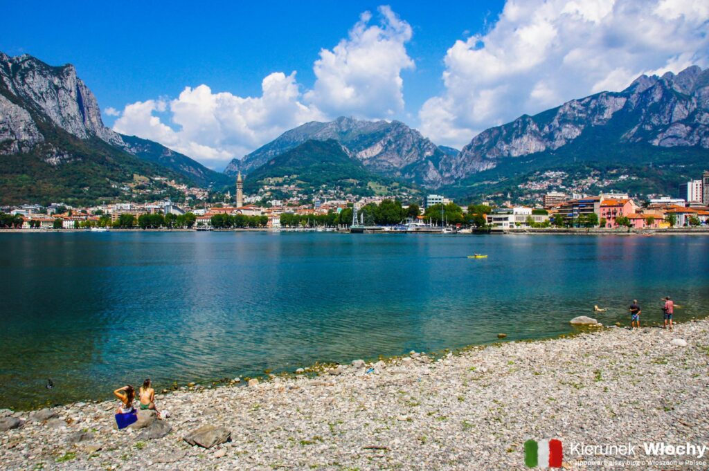 kamienista plaża przy Lungolago Italia w Malgrate, tuż obok Lecco (fot. Łukasz Ropczyński, kierunekwlochy.pl)