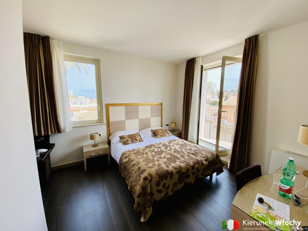 nasz pokój w hotelu Le Chevalier** w centrum Taorminy miał niewielki balkon z pięknym widokiem na miasto (fot. Łukasz Ropczyński, kierunekwlochy.pl)