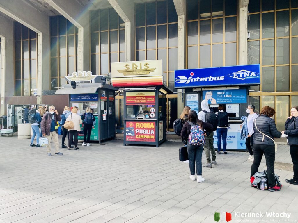 punkt sprzedaży biletów na autobus do Taorminy znajduje się po prawej stronie po wyjściu z terminala lotniska w Katanii (fot. Łukasz Ropczyński, kierunekwlochy.pl)