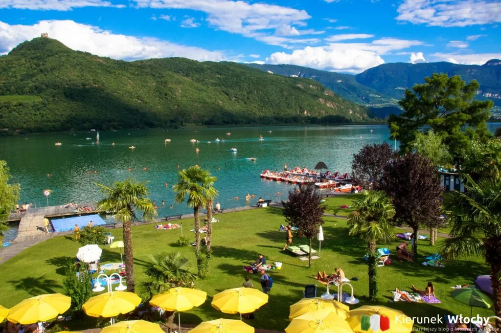Hotel Seegarten**** położony jest nad jeziorem Caldaro w Południowym Tyrolu, z restauracyjnego tarasu rozpościera się piękny widok - gdzie zjeść w Dolomitach (fot. Łukasz Ropczyński, kierunekwlochy.pl)
