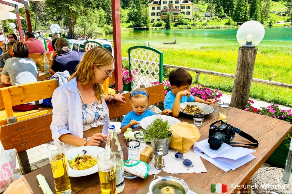 restauracja Seeschupfe nad jeziorem Lago di Dobbiacoh, Południowy Tyrol, Włochy (fot. Łukasz Ropczyński, kierunekwlochy.pl)
