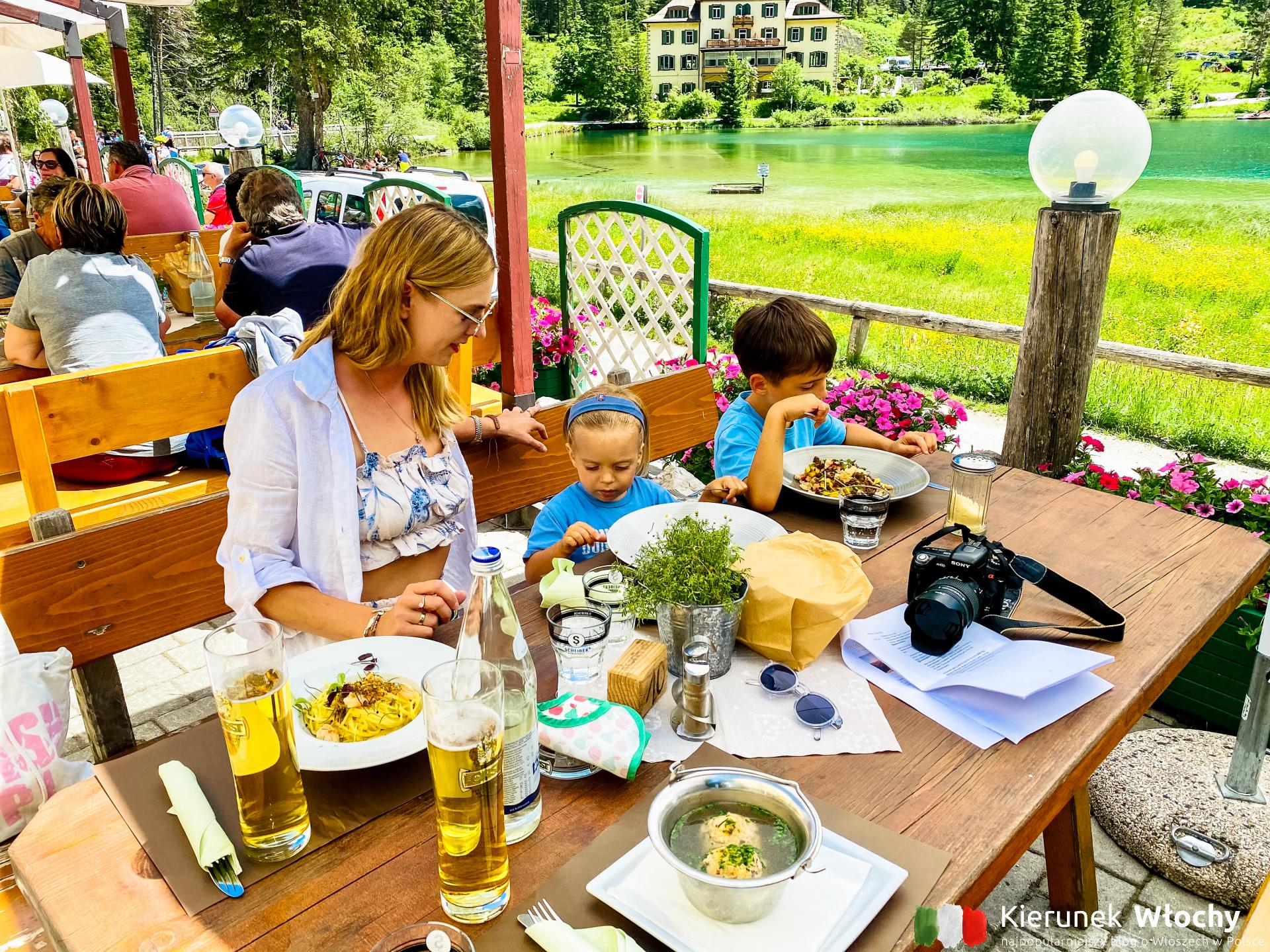 Co i gdzie zjeść w Dolomitach? Kuchnia Południowego Tyrolu – 13 świetnych restauracji sprawdzonych osobiście. Na zdjęciu restauracja Seeschupfe nad jeziorem Lago di Dobbiaco (fot. Łukasz Ropczyński, kierunekwlochy.pl)