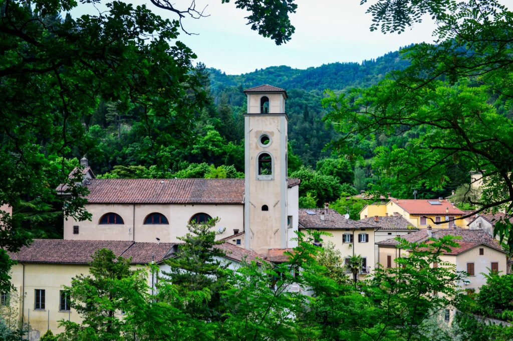 widok na kościół San Lorenzo w miejscowości Marradi w Toskanii (fot. Katarzyna Nowacka)