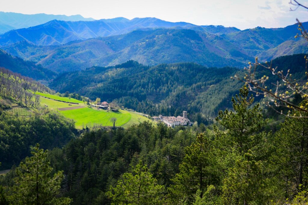 widok ze szlaku Dantego na Badię del Borgo, "Nieznane Toskania i Romania" (fot. Katarzyna Nowacka)