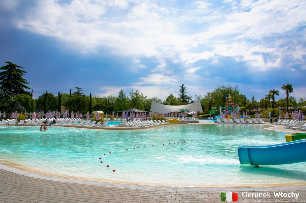 na kempingu Bella Italia jest pięć dużych basenów, z czego dwa to baseny lagunowe (fot. Łukasz Ropczyński, kierunekwlochy.pl)