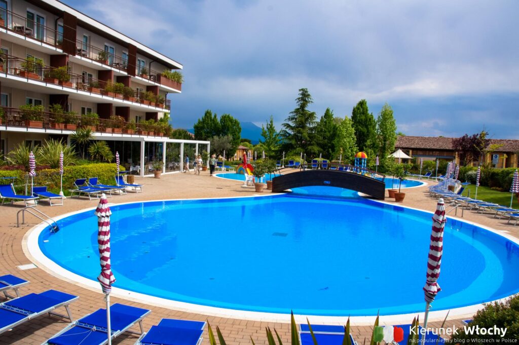 basen przy hotelu Bella Italia, z którego także mogą korzystać goście kempingu (fot. Łukasz Ropczyński, kierunekwlochy.pl)