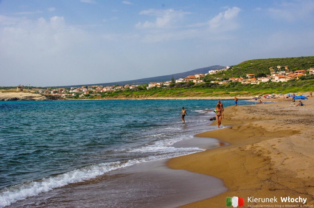 piaszczysta plaża znajdująca się bezpośrednio przy kempingu Bella Sardinia (fot. Łukasz Ropczyński, kierunekwlochy.pl)